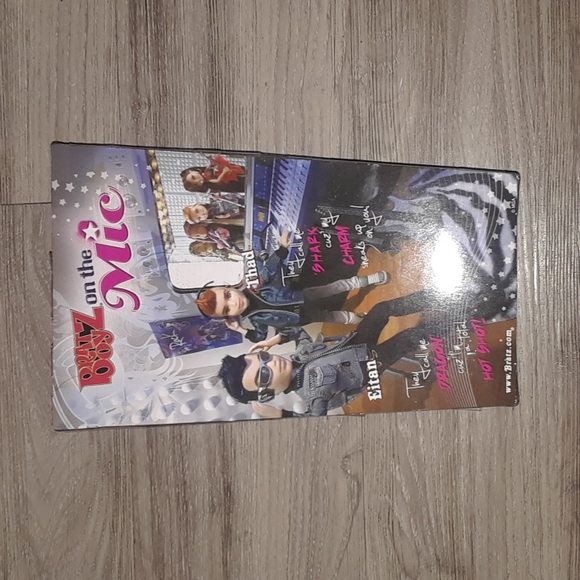 BRATZ Boyz on the Mic EITAN Boy Doll with Guitar NEW - Picture 5 of 5